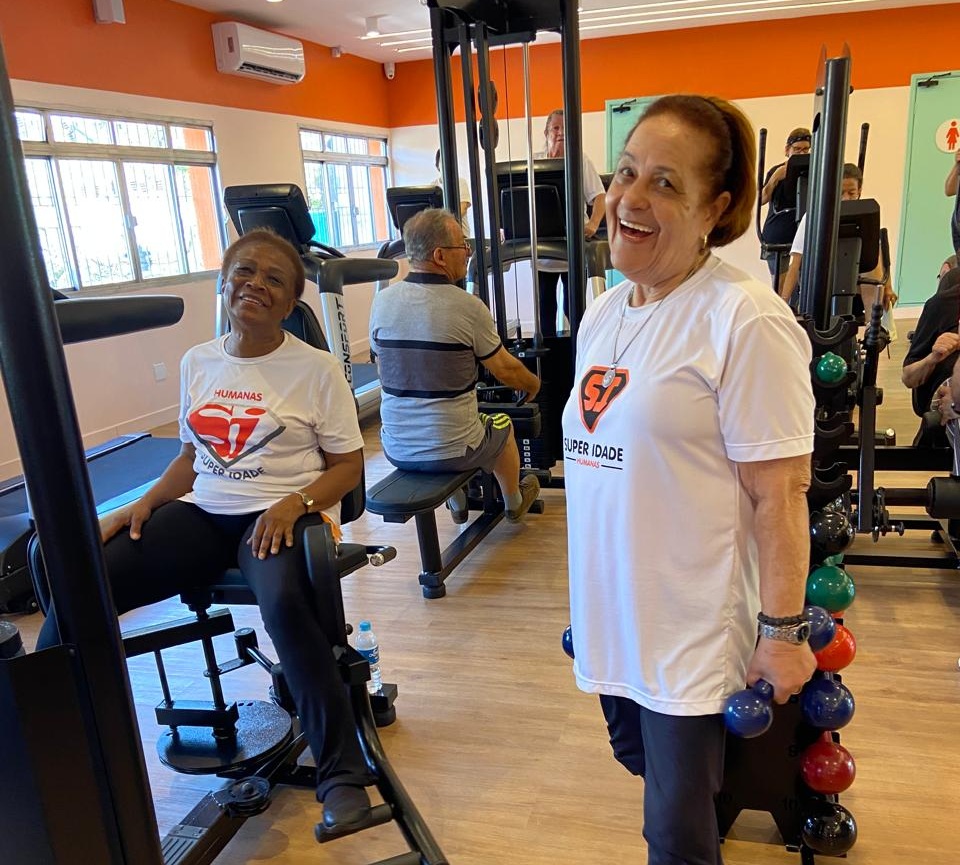 Alunos 60+ do Super Idade sorrindo juntos